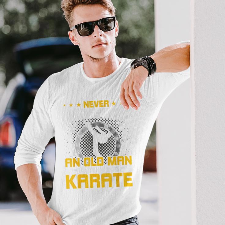 Never Underestimate An Old Man Who Know Karate 長袖Tシャツ 彼への贈り物