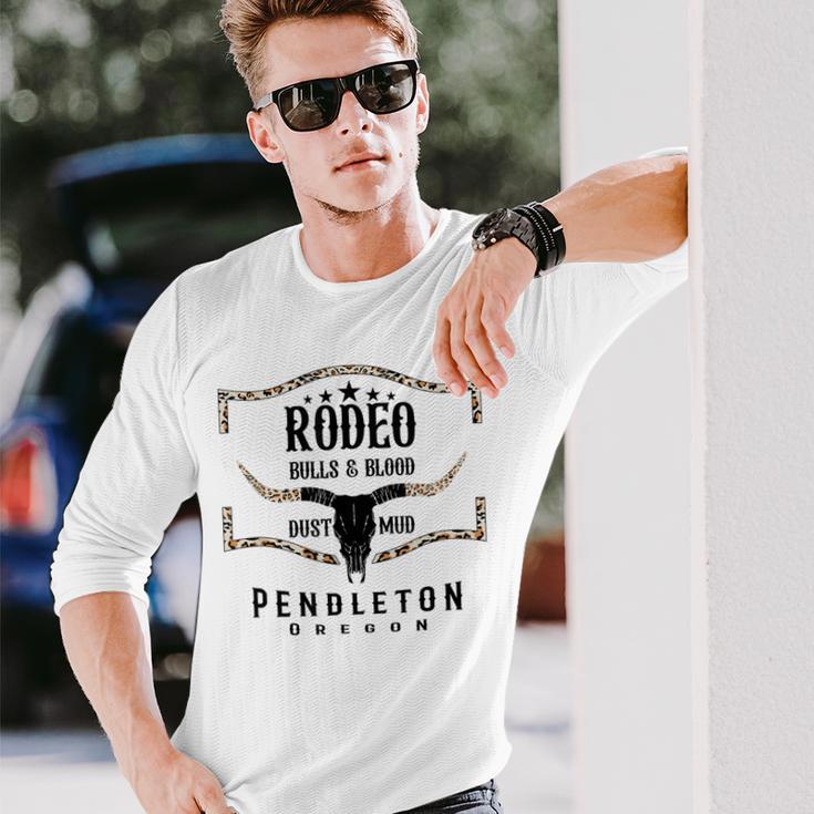 オレゴン州ペンドルトン-ロデオブルズ＆ブラッド、ダスト＆マッド 長袖Tシャツ 彼への贈り物