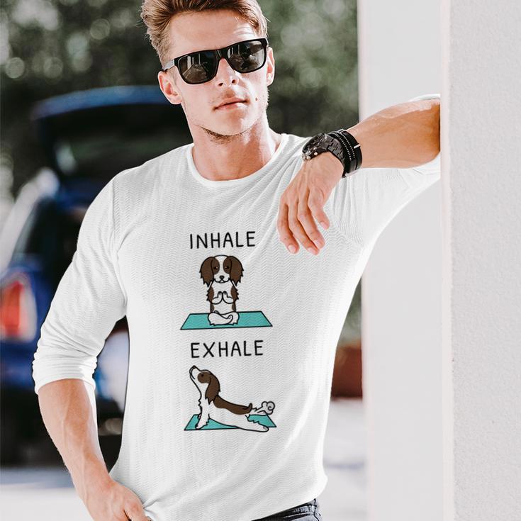 ヨガ吸い込む息を吐くイングリッシュ・スプリンガー・スパニエル犬 長袖Tシャツ 彼への贈り物