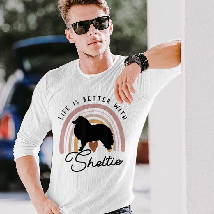 ライフ・イズ・ベターシェットランド・シープドッグ・シェルティ・レインボー・ドッグ・マム 長袖Tシャツ 彼への贈り物