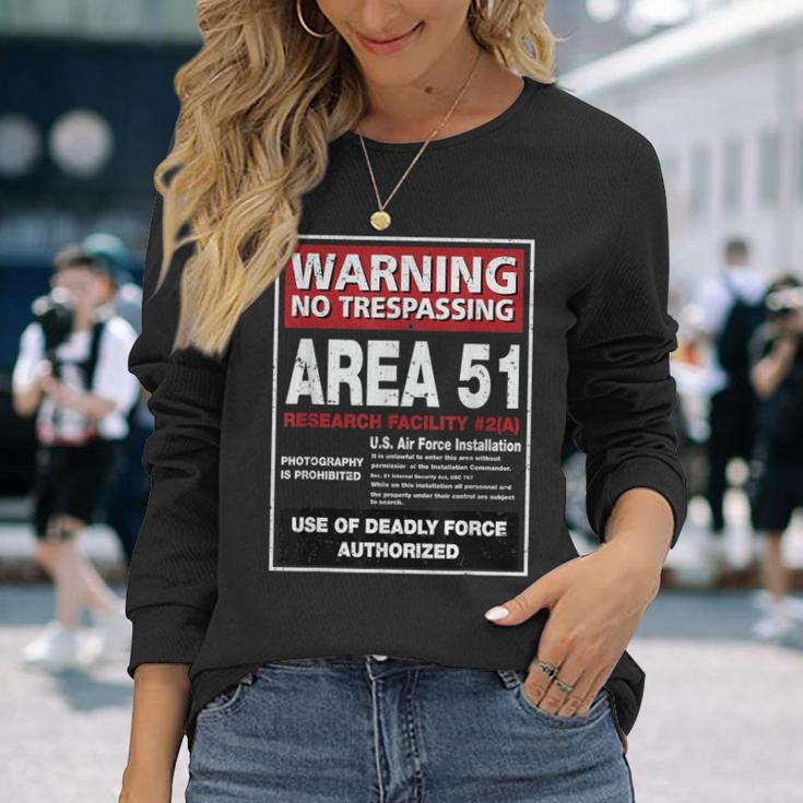Alien Area 51 警告サイン ラスベガス Nv 長袖Tシャツ 彼女への贈り物