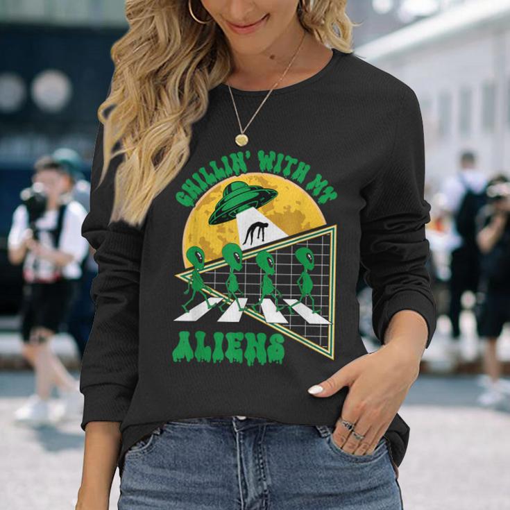 Chillin With My Aliens ハロウィン 宇宙船 エイリアン Ufo 面白い 長袖Tシャツ 彼女への贈り物