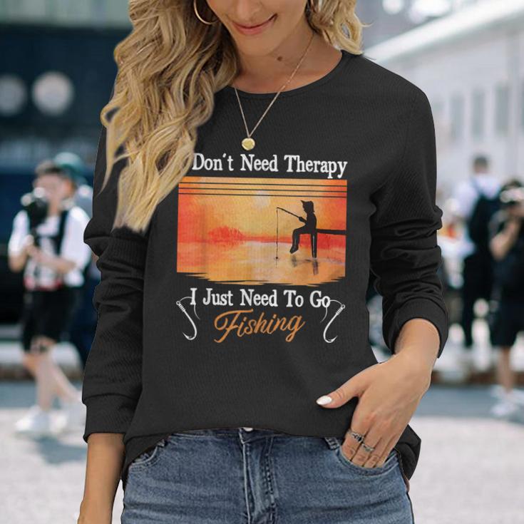 I Don't Need Therapy I Just Need Fishing 長袖Tシャツ 彼女への贈り物