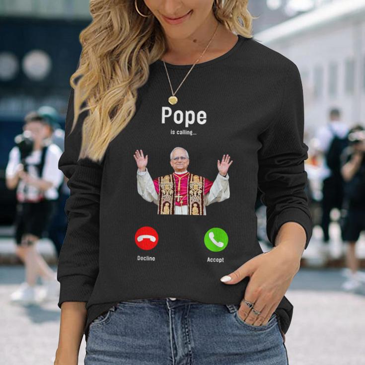 Pope Leo Xiv Is Calling Catholic Humor メンズ レディース 長袖Tシャツ 彼女への贈り物