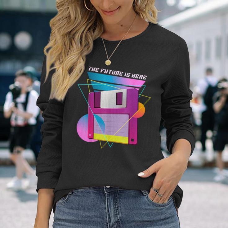 The Future Is Here フロッピーディスクディスクディスクレトロ80年代vaporwave 長袖Tシャツ 彼女への贈り物