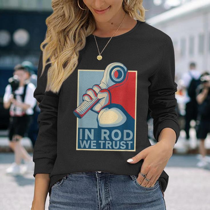 In Rod We Trust-ハイムジョイントレースカーロッククローラー 長袖Tシャツ 彼女への贈り物
