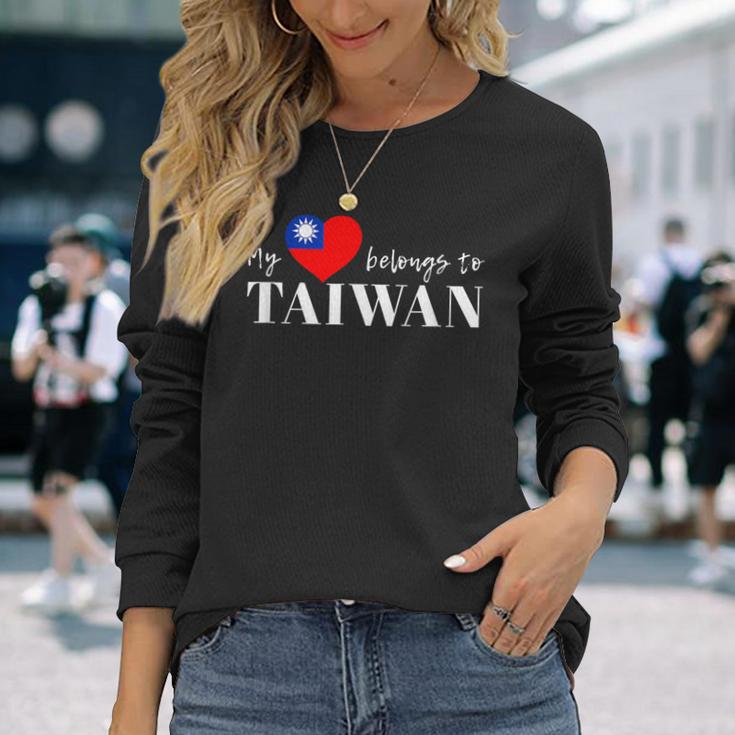 I Love Taiwan 国旗 台湾 台湾 プライド Roc 台北 ハート 長袖Tシャツ 彼女への贈り物