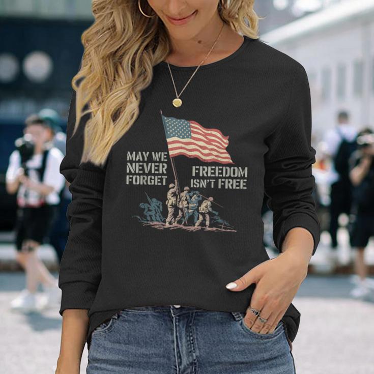May We Never Forget Freedom Isnt Free アメリカ国旗 ベテラン 長袖Tシャツ 彼女への贈り物