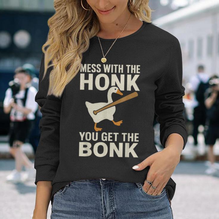 Mess With The Honk You Get The Bonk 長袖Tシャツ 彼女への贈り物