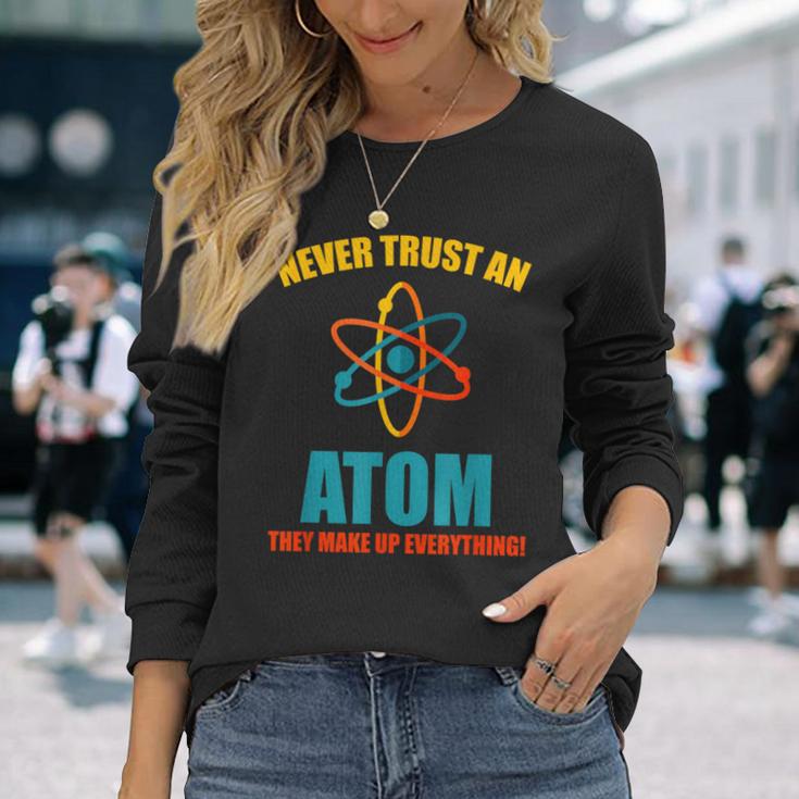 Never Trust An Atom グラフィック皮肉tシャツ 長袖Tシャツ 彼女への贈り物