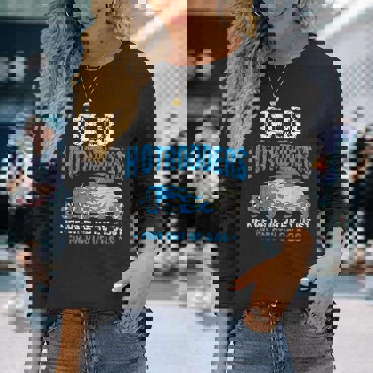 Old Hotrodders Never Die They Just Run Out Of Gas 米国車 ホットロッド 長袖Tシャツ 彼女への贈り物