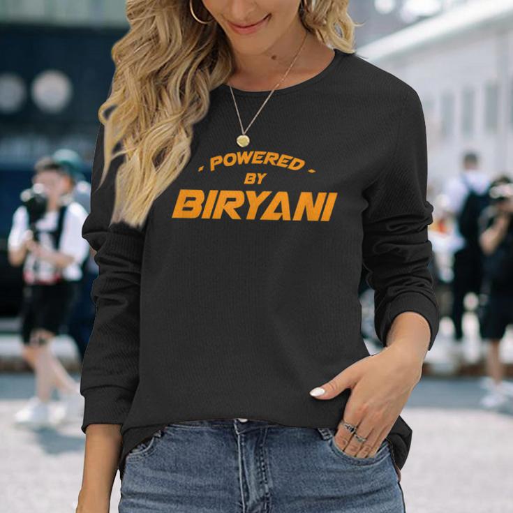 Powered By Biryani グルメ ビリヤニ 食品愛好家 ベリアーニ 長袖Tシャツ 彼女への贈り物