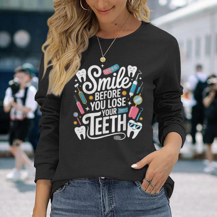 Smile Before You Lose Your Th 歯医者のジョーク 長袖Tシャツ 彼女への贈り物