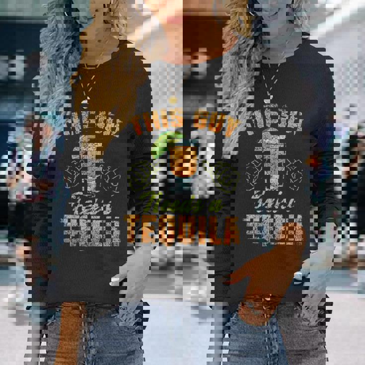 この男にはテキーラが必要だ ドリンク 酒飲み 飲酒 テキーラ 長袖Tシャツ 彼女への贈り物