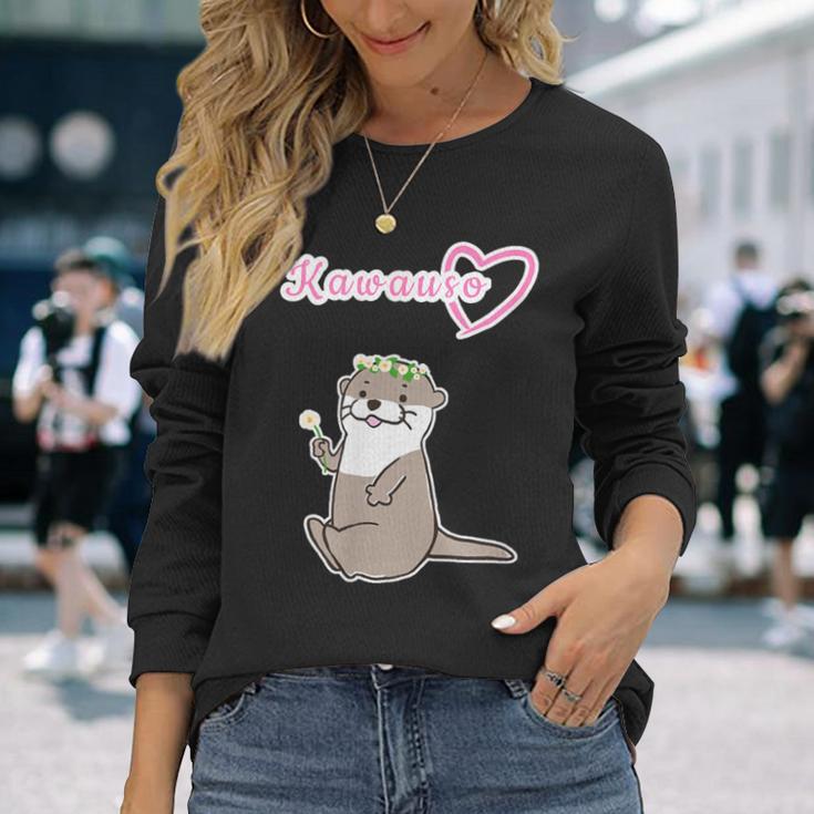 ゆるカワウソさん まるくん『おはなの かんむり』コツメカワウソ かわいい イラスト 長袖Tシャツ 彼女への贈り物