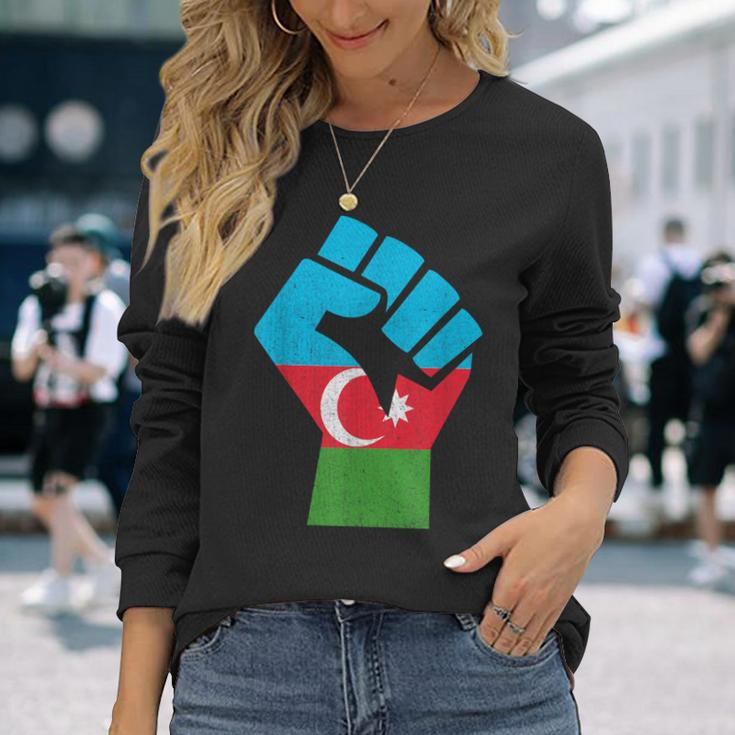 アゼルバイジャン 国旗 アゼルバイジャン ルーツ 手拳 パワー アゼルバイジャン 長袖Tシャツ 彼女への贈り物