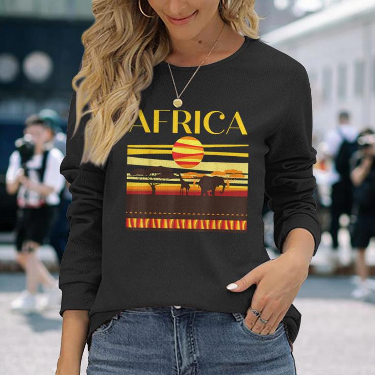 アフリカの衣装と夕日のアフリカの動物。 長袖Tシャツ 彼女への贈り物
