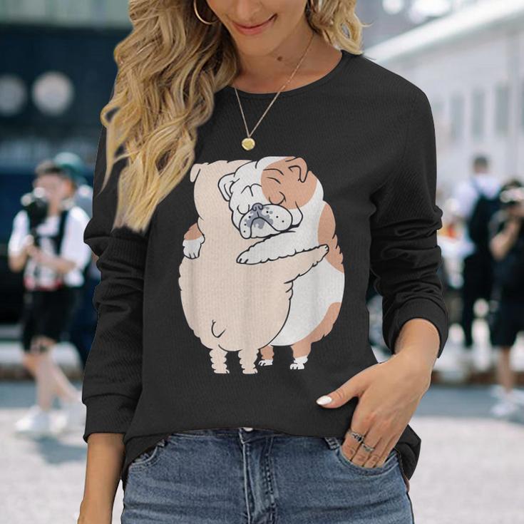 イングリッシュブルドッグハグ 長袖Tシャツ 彼女への贈り物