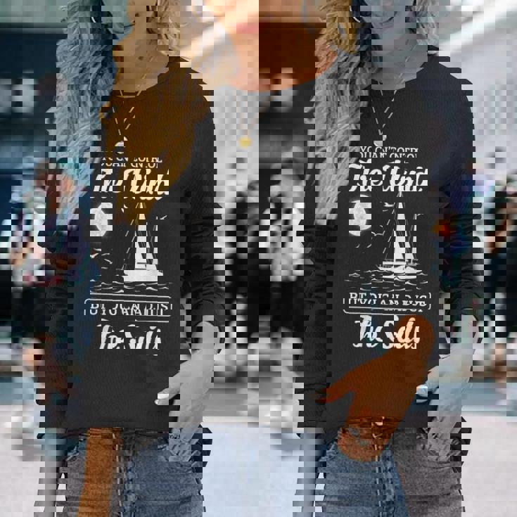 インスピレーションを与えるセーリングの引用句 航海風と帆のデザイン。 長袖Tシャツ 彼女への贈り物