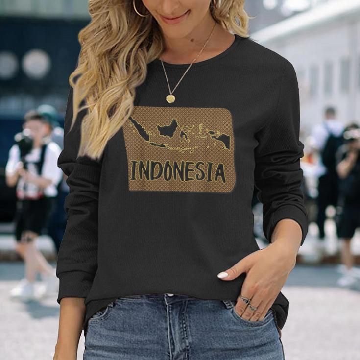 インドネシアの伝統的なバティックパターンの地図。 長袖Tシャツ 彼女への贈り物