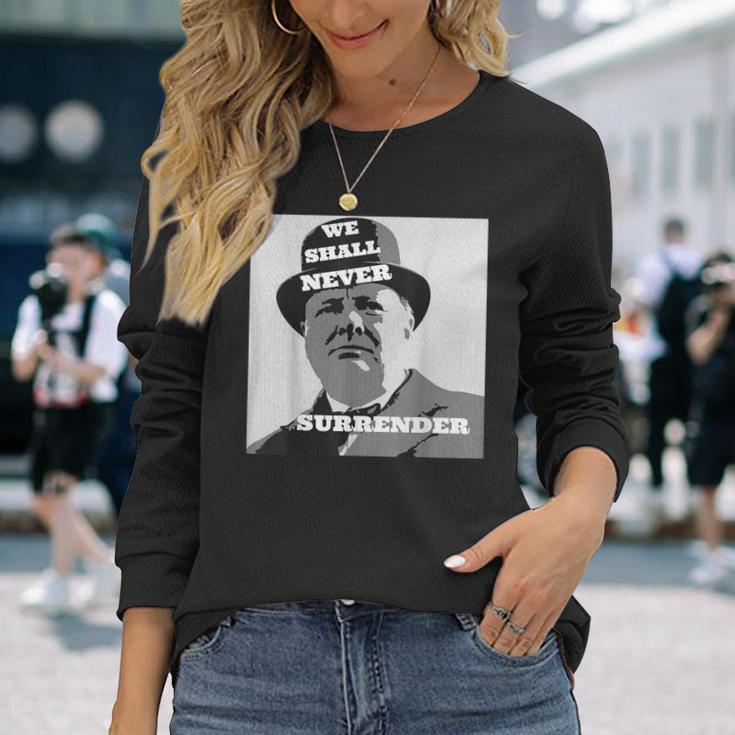ウィンストン・チャーチルの引用我々は決して降伏しない 長袖Tシャツ 彼女への贈り物