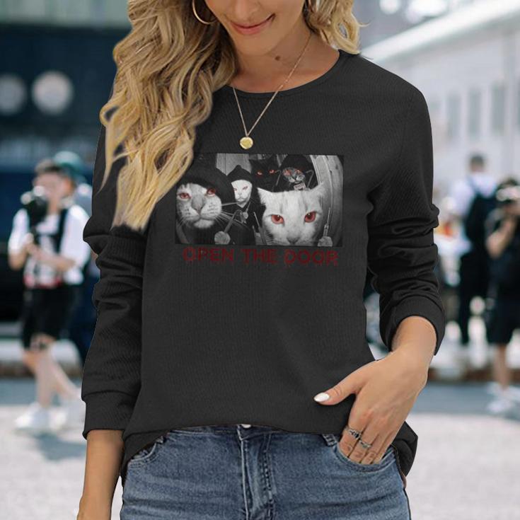 オープン・ザ・ドア・キャット・スクワッド・ミーム・ファニー・キャット・子猫・赤い目・ギフト 長袖Tシャツ 彼女への贈り物