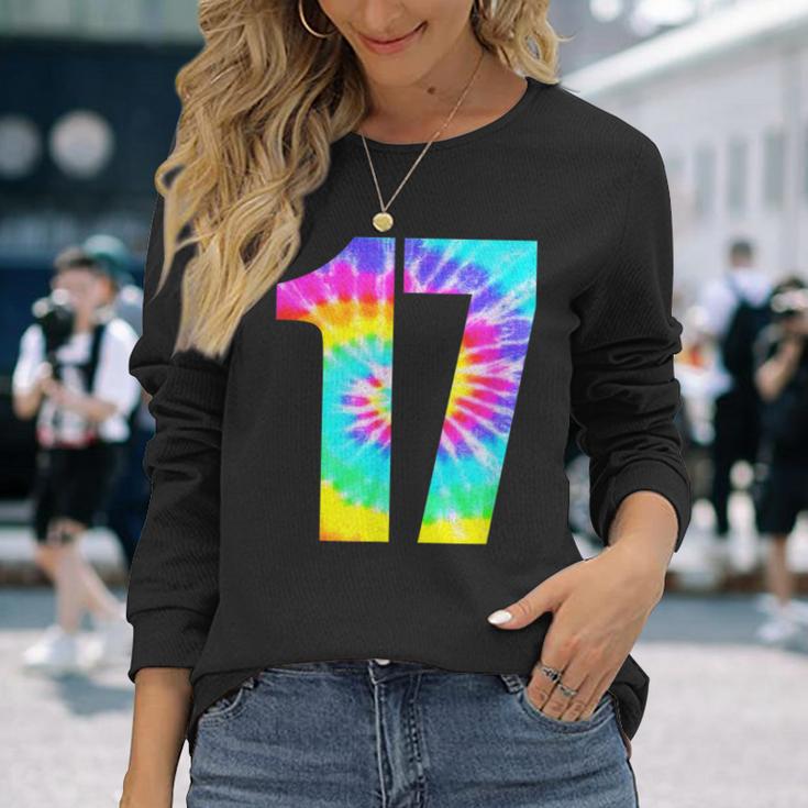 カラフルなタイダイ 17歳の誕生日または17番のチームイベント 長袖Tシャツ 彼女への贈り物