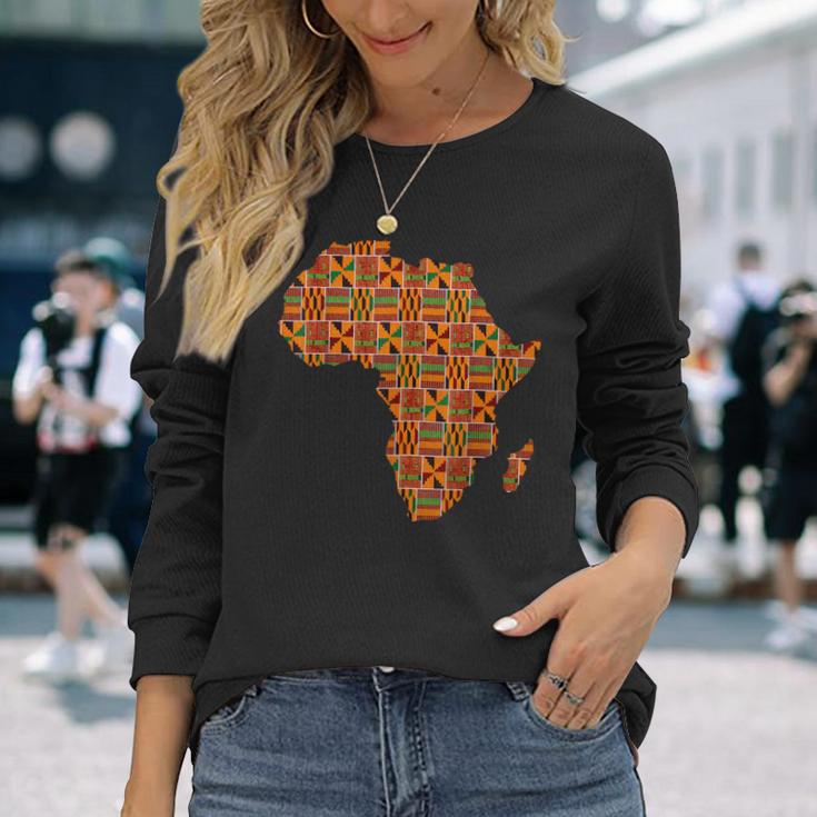 クールなアフリカの地図布、伝統的なアフリカのケンテ布。 長袖Tシャツ 彼女への贈り物