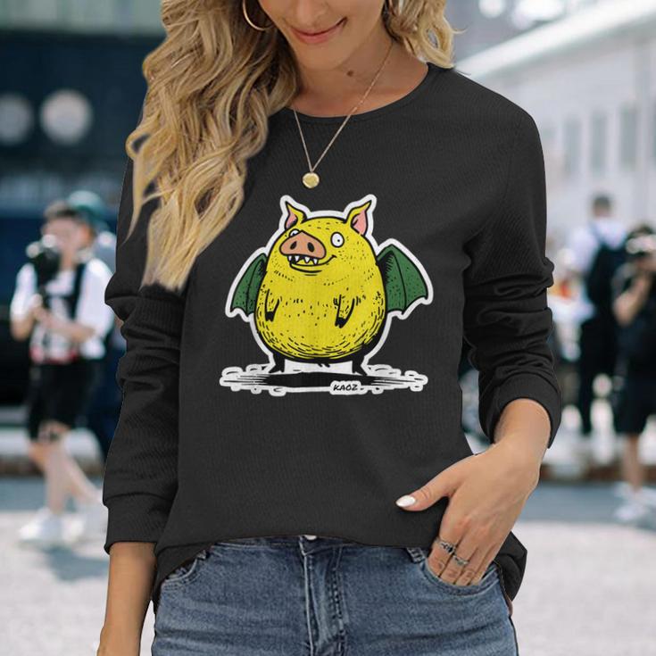 コウモリの翼を持つ空飛ぶブタのユーモアアート 長袖Tシャツ 彼女への贈り物