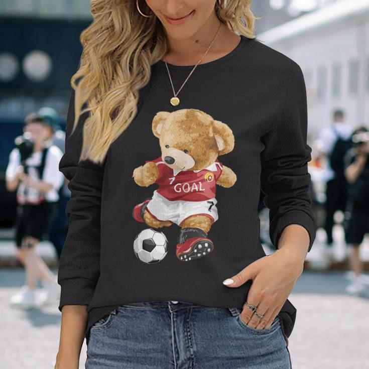 サッカーをするかわいいテディベア。 長袖Tシャツ 彼女への贈り物