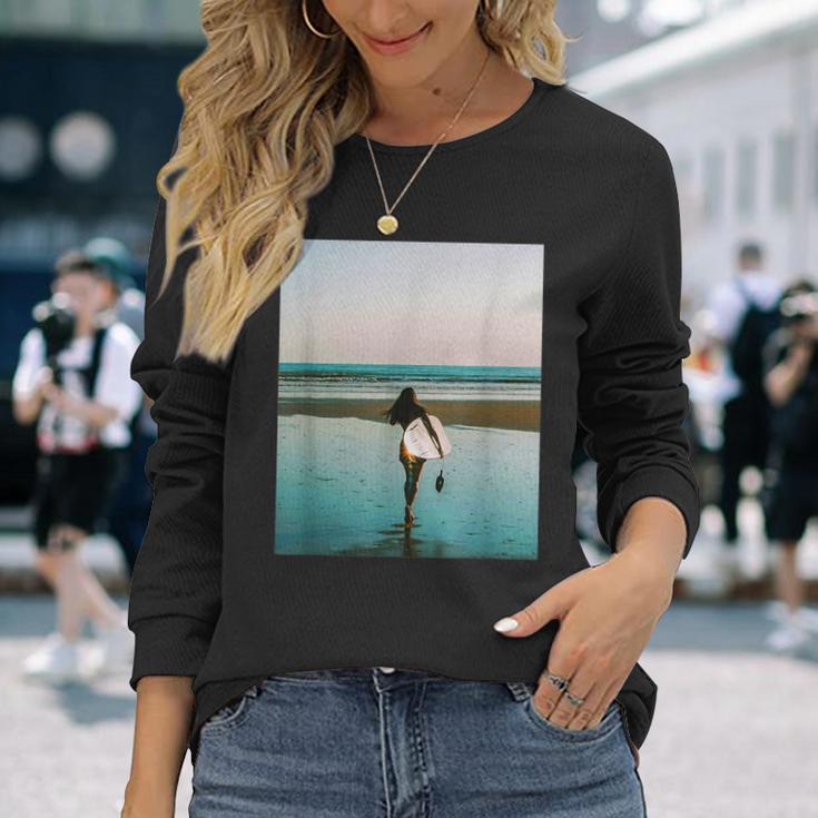 サーファー ガール（写真 リアルフォト）【Surfide サーフサイド】サーフィン 夏・海 ビーチ 砂浜 おしゃれ 長袖Tシャツ 彼女への贈り物