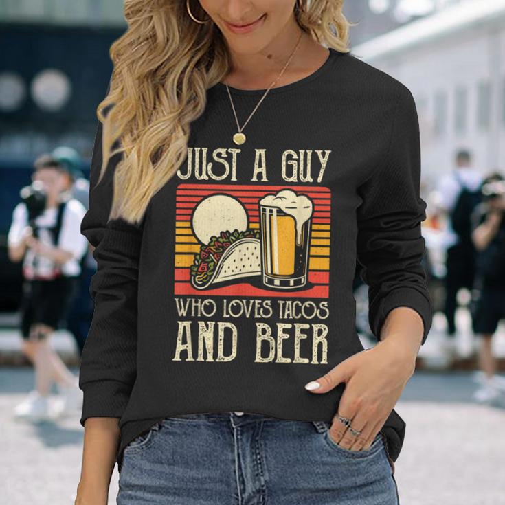 タコスとビールを飲む食品愛好家が大好きな男 長袖Tシャツ 彼女への贈り物