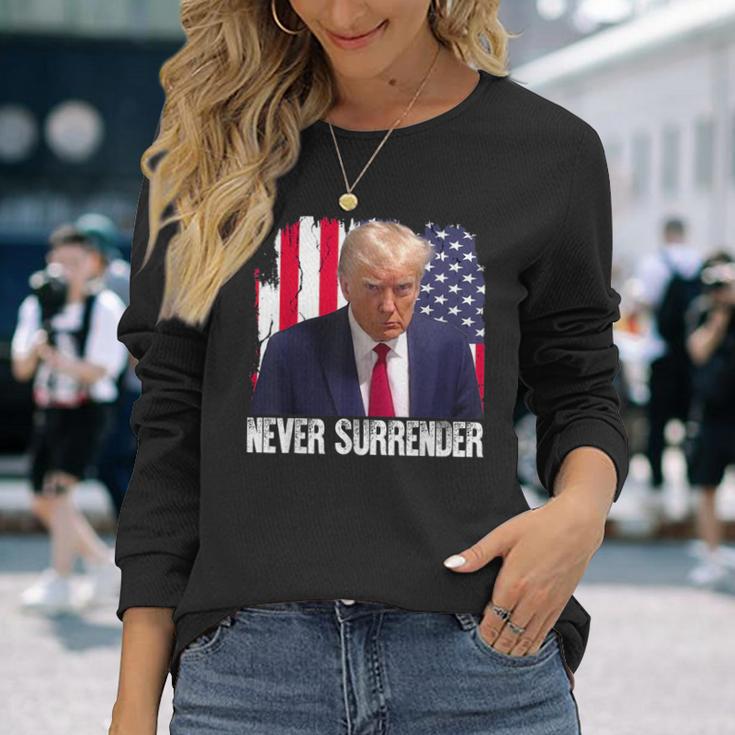 トランプは決して降伏しない 共和党大統領ドナルド・トランプ 長袖Tシャツ 彼女への贈り物