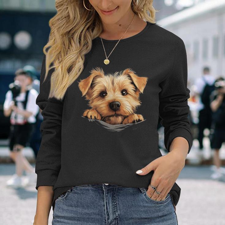 ノーフォークテリア 犬 ママ パパ 覗き見 子犬 長袖Tシャツ 彼女への贈り物