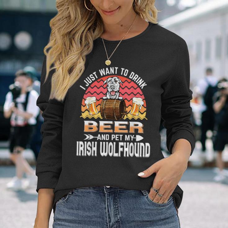 ビールを飲みたいだけです ペット アイリッシュ・ウルフハウンドの愛犬家 長袖Tシャツ 彼女への贈り物
