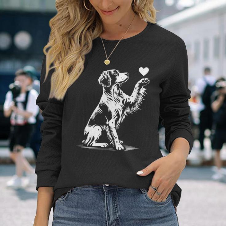 ブリタニー スパニエル お座り犬の心愛のグラフィック デザイン 長袖Tシャツ 彼女への贈り物