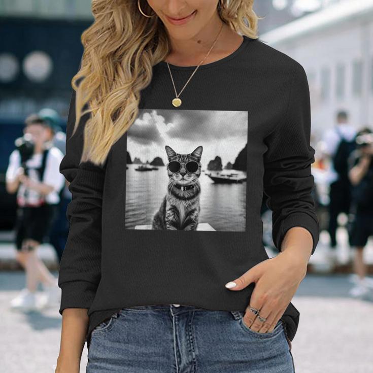 ベトナムのハロン湾でサングラスをかけた猫 長袖Tシャツ 彼女への贈り物