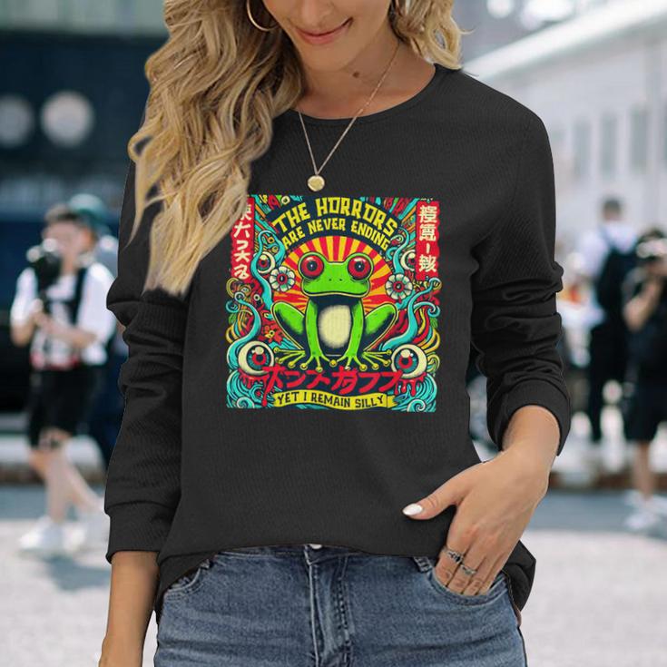 ホラーは決して終わらないけど、俺は愚かな日本のカエルのまま 長袖Tシャツ 彼女への贈り物