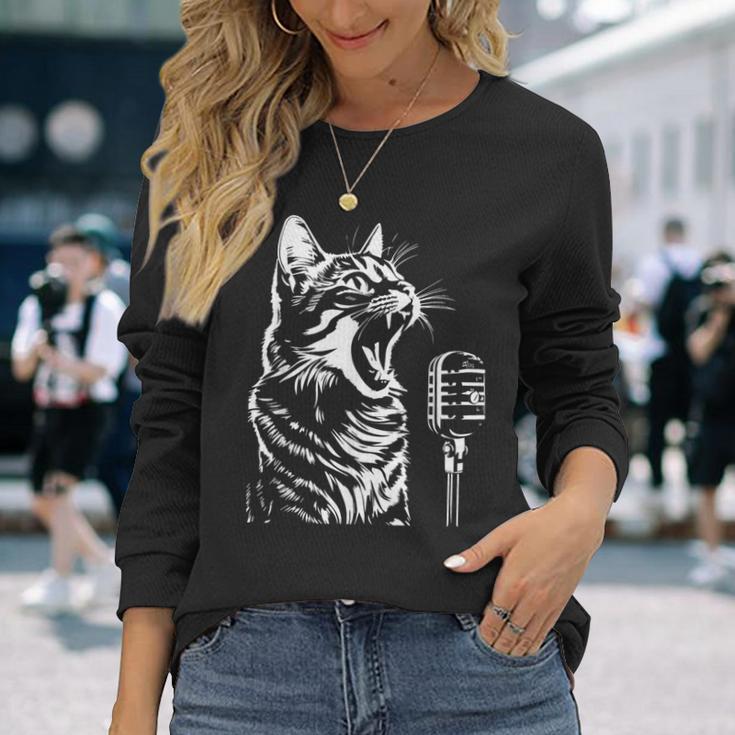 マイクで歌う猫 猫歌手 長袖Tシャツ 彼女への贈り物