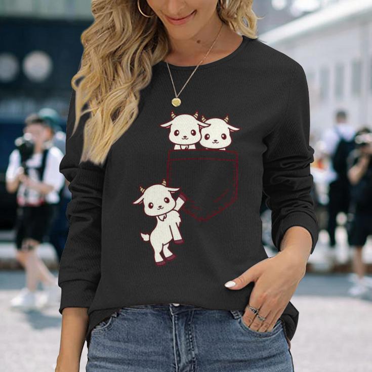 ヤギ好きの方へ かわいいかわいい赤ちゃんヤギのポケット付き 長袖Tシャツ 彼女への贈り物