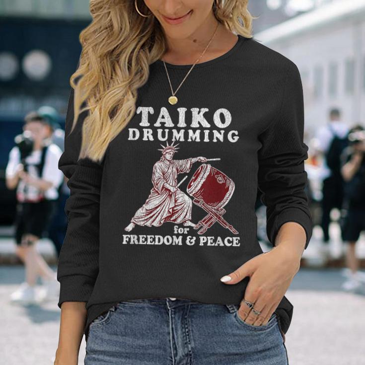 レトロなアンティーク調の太鼓の名言。太鼓のドラマー向け。 長袖Tシャツ 彼女への贈り物