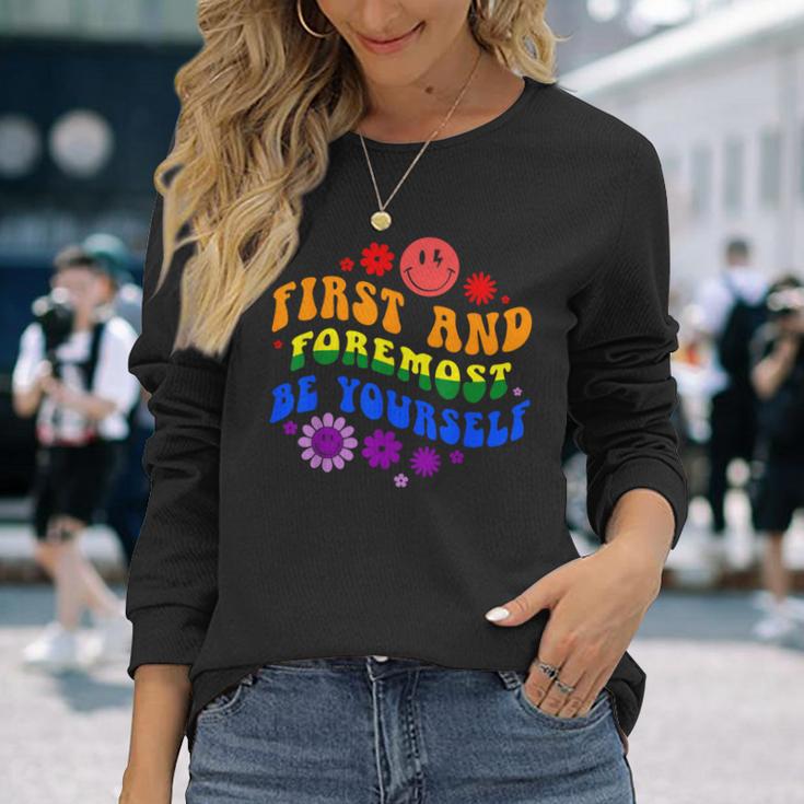 レトロな虹色デザイン 力強いlgbtqプライドメッセージ付き 長袖Tシャツ 彼女への贈り物