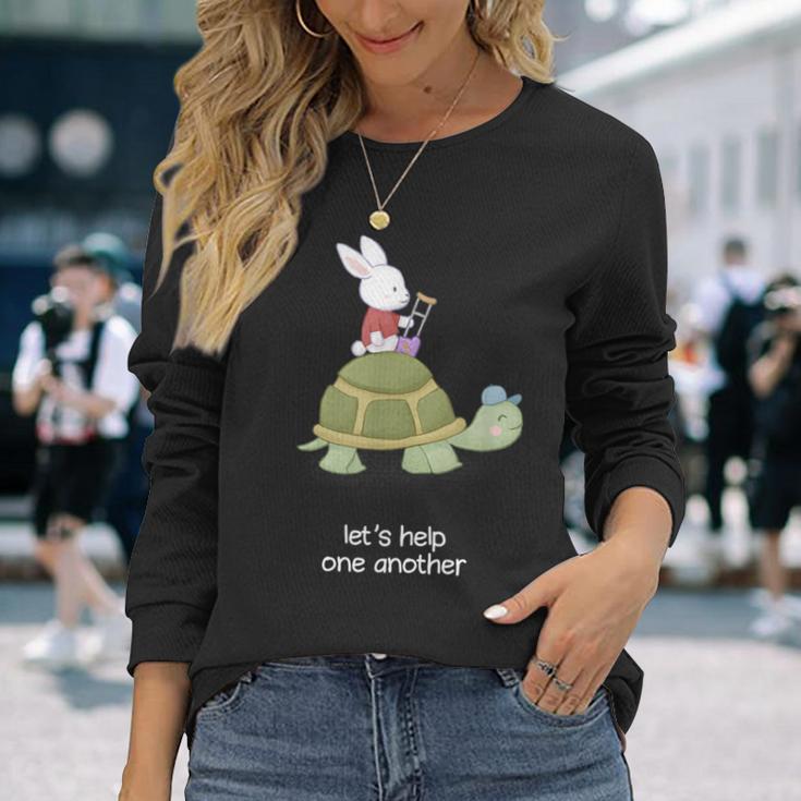 亀とウサギ もう一人を助けましょう 長袖Tシャツ 彼女への贈り物