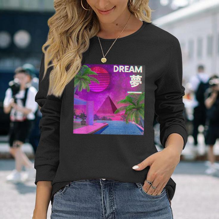 審美的なヴェイパーウェイヴドリーム。ピラミッドのある電気の楽園 長袖Tシャツ 彼女への贈り物