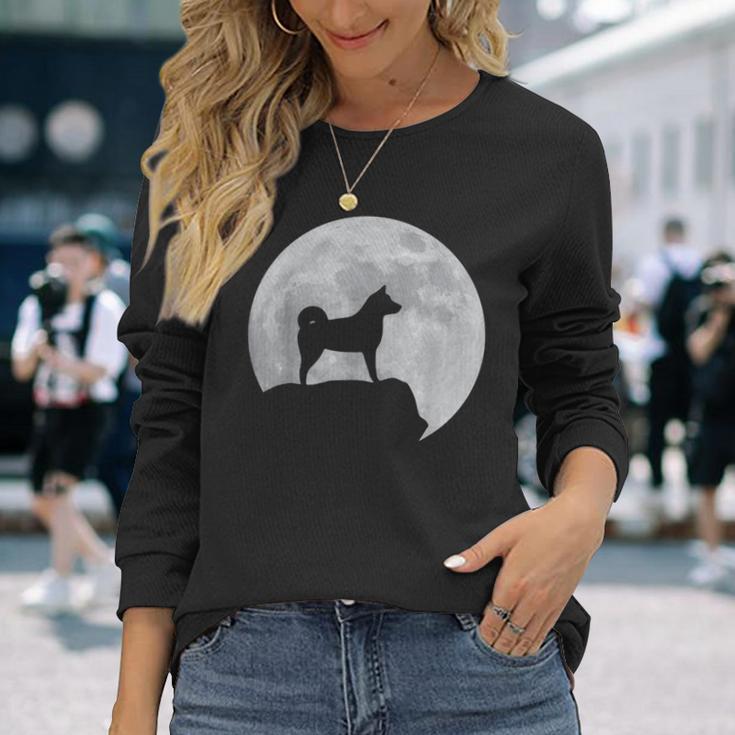 月と犬のシルエット-柴犬 長袖Tシャツ 彼女への贈り物