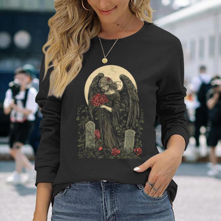 月の前でバラを持つゴシック調の天使 Goth 長袖Tシャツ 彼女への贈り物