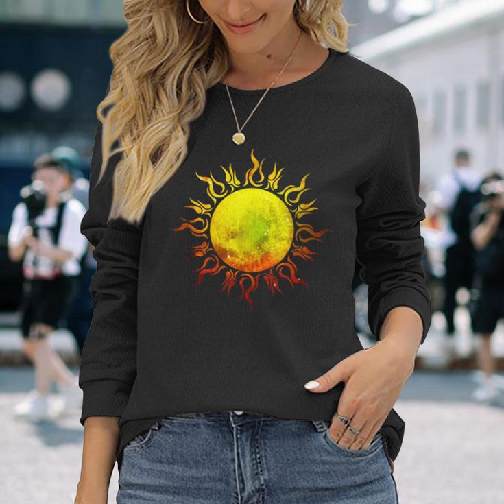 燃える太陽 トライバル タトゥー 宇宙 宇宙 長袖Tシャツ 彼女への贈り物