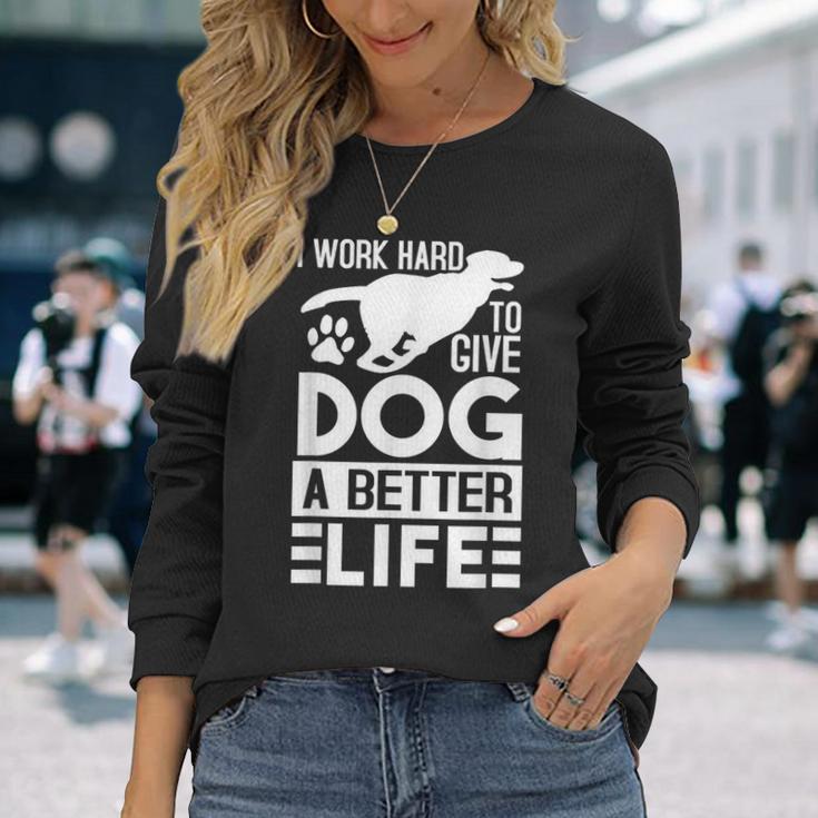 犬により良い生活を送るために一生懸命働いています-面白い犬好き 長袖Tシャツ 彼女への贈り物