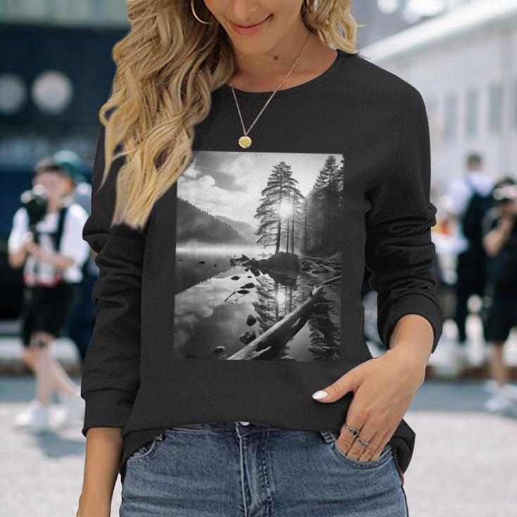 白黒写真 木と川の写真 長袖Tシャツ 彼女への贈り物