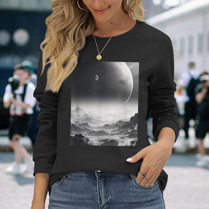 白黒写真 火星月&宇宙写真 長袖Tシャツ 彼女への贈り物